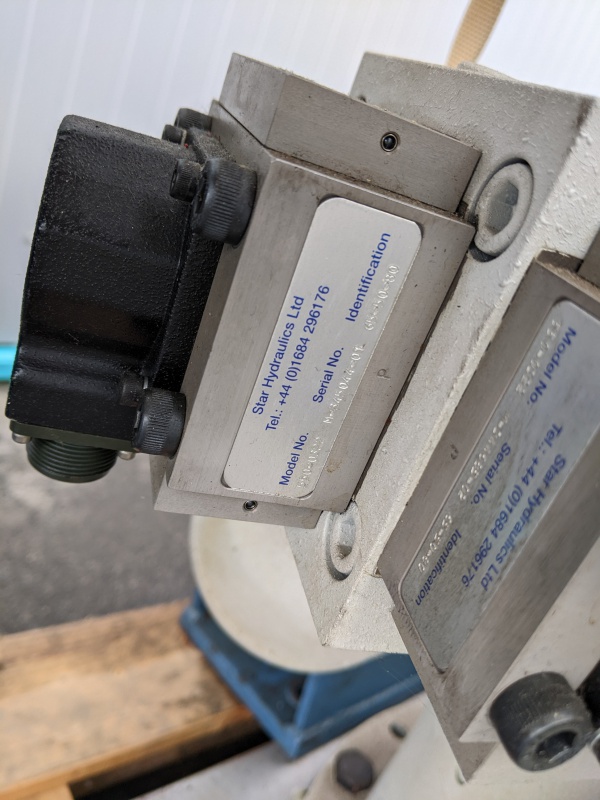 Servohydraulischer Prüfzylinder Tira PZ/L 200/100 mit HBM U5 Kraftaufnehmer 200kN