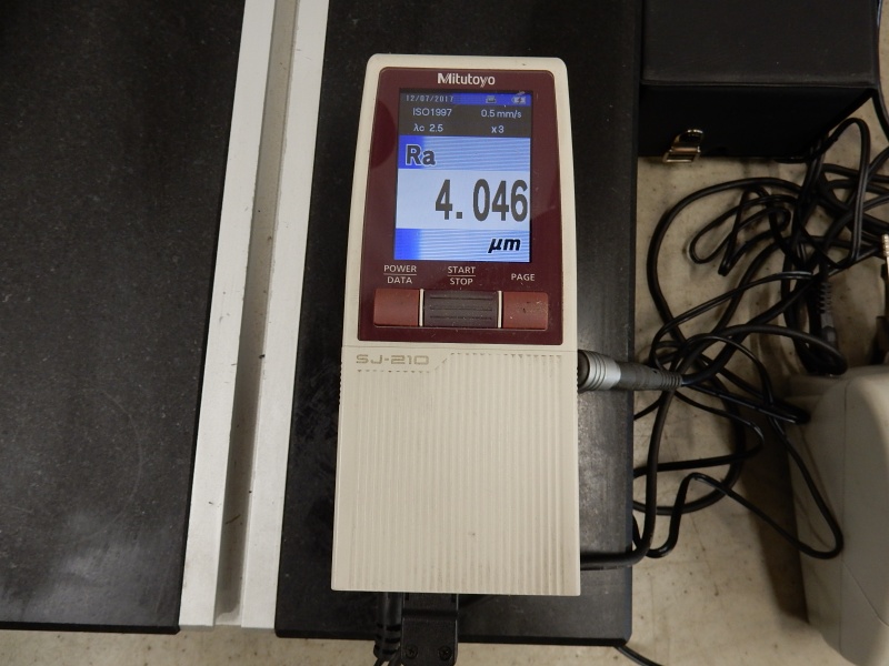 Mitutoyo SJ-210 Oberflächenrauheits Messgerät mit Granit Stativ und Drucker