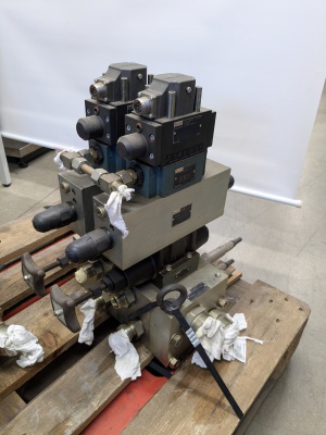 Bosch Rexroth Ventil 4WSE2ED10-51/75B9ET210K31EV R900918006 Ventilblock Hydraulikblock